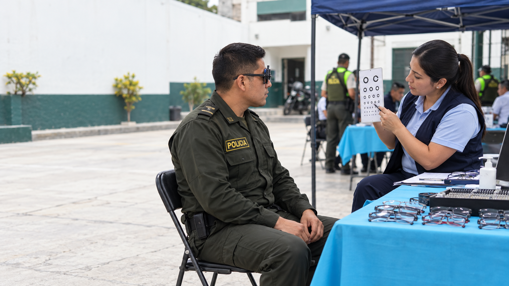 Evaluación visual en una campaña institucional con un efectivo policial peruano