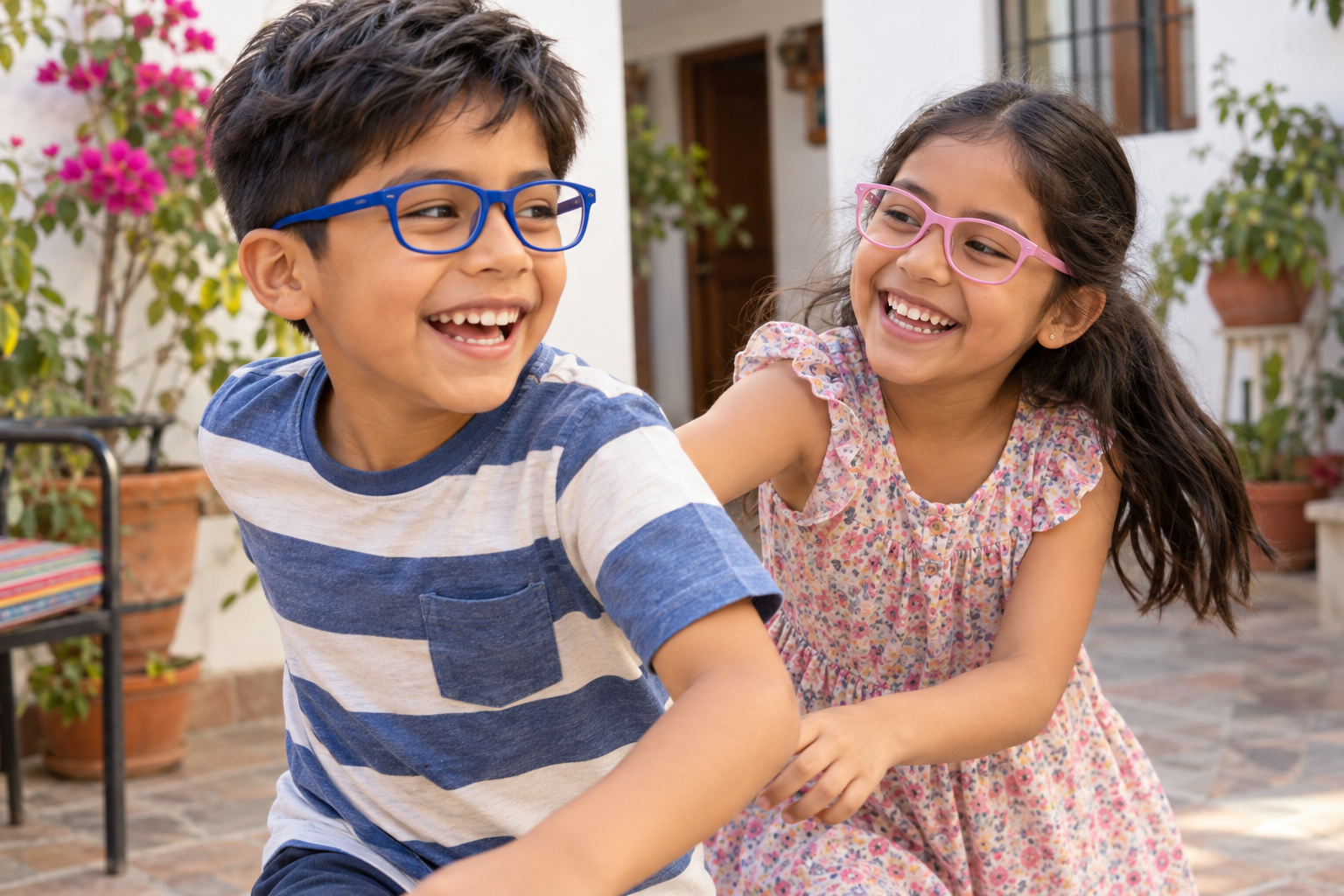 Dos niños peruanos jugando con monturas flexibles azules y rosadas
